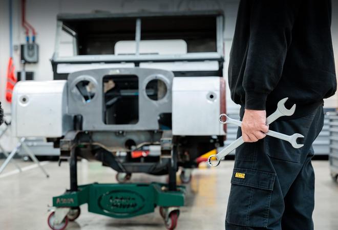 ！售价约合人民币215万！pg试玩路虎复产第一代卫士(图3)