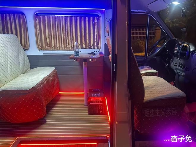 改装床车旅行来一场说走就走的自驾游pg电子首页露营在水草边福特全顺(图3)