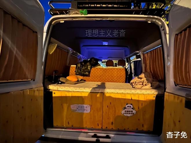 改装床车旅行来一场说走就走的自驾游pg电子首页露营在水草边福特全顺(图2)