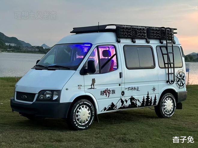 改装床车旅行来一场说走就走的自驾游pg电子首页露营在水草边福特全顺(图4)